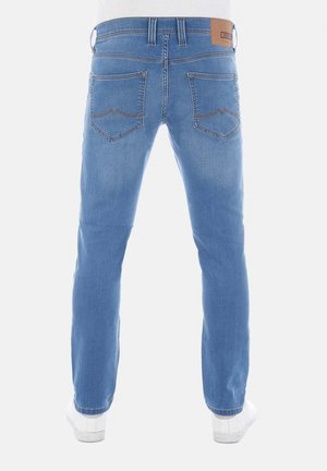 Jeans de mezclilla azul claro con corte ajustado, con dos bolsillos en la parte trasera, una etiqueta de cuero de la marca en la cintura y costuras de contraste.