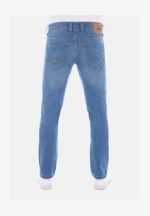Lichtblauwe denim jeans met een slim fit, voorzien van twee achterzakken, een leren merkpatch op de tailleband en contrasterende stiksels.