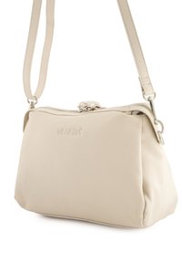 Beige Lederhandtasche mit Reißverschluss, verstellbarem Tragegurt und dezent eingraviertem Logo. Glatte Textur mit abgerundeter Form und minimaler Detailgestaltung.