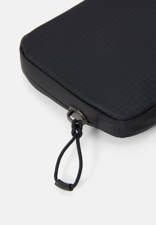 ESSENTIALS CASE UNISEX - Wash bag2