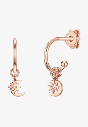 Los pendientes de aro en oro rosa presentan encantos colgantes de una luna y una estrella, adornados con pequeñas piedras preciosas, y exhiben un acabado elegante y suave.
