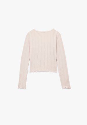 Lichtroze gerechte gebreide top met lange mouwen, gegolfde zoom en textuurdetails, met subtiele verhoogde patronen verspreid over de stof.