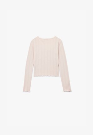Lichtroze gerechte gebreide top met lange mouwen, gegolfde zoom en textuurdetails, met subtiele verhoogde patronen verspreid over de stof.