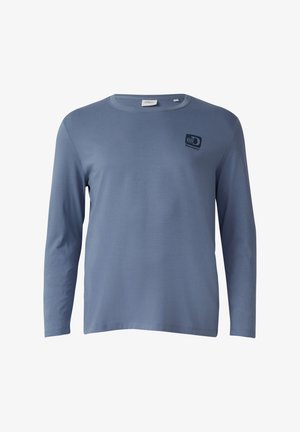 Niebieska bawełniana koszulka z długim rękawem, z okrągłym dekoltem i małym czarnym logo po lewej stronie klatki piersiowej. Miękka tekstura z prostym wykończeniem dołu.