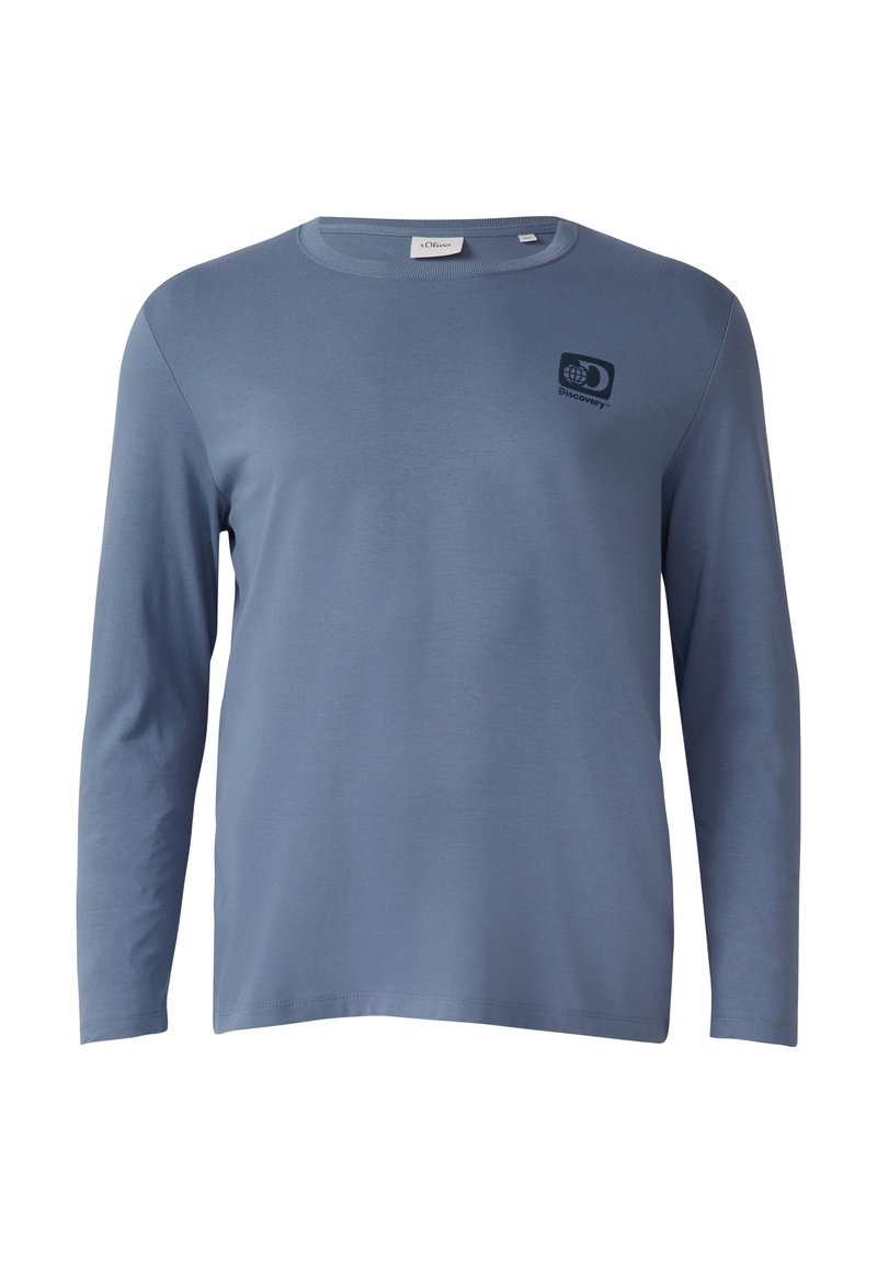Langsleeve blauwe katoenen t-shirt met een ronde halslijn en een klein zwart logo op de linkerkant van de borst. Zachte textuur met een rechte zoom.