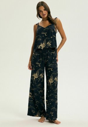 Granatowy zestaw piżamowy składający się z bezrękawnika na cienkich ramiączkach i szerokich spodni, ozdobiony złotym wzorem niebiańskich i mitycznych stworzeń.