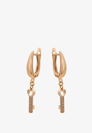 Roze gouden oorringen met een sleutelontwerp en sprankelende accenten, hangend aan een gebogen paal. Gladde afwerking en delicate schakellink.