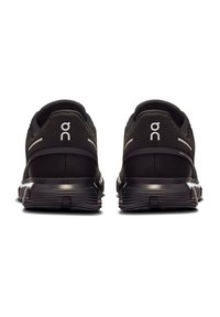 Schwarze Laufschuhe mit atmungsaktivem Mesh-Obermaterial, strukturierter Ferse, reflektierenden Akzenten und einer gepolsterten Sohlengestaltung für Halt und Komfort.