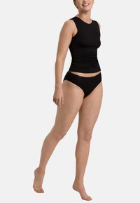 Zwarte mouwloze top en bijpassende high-waisted onderbroek. Soepele, rekbare stof; aansluitend ontwerp; geen zichtbare patronen of versieringen.