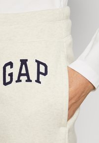 GAP HERITAGE JOGGER - Treniņtērpa apakšdaļas - oatmeal heather