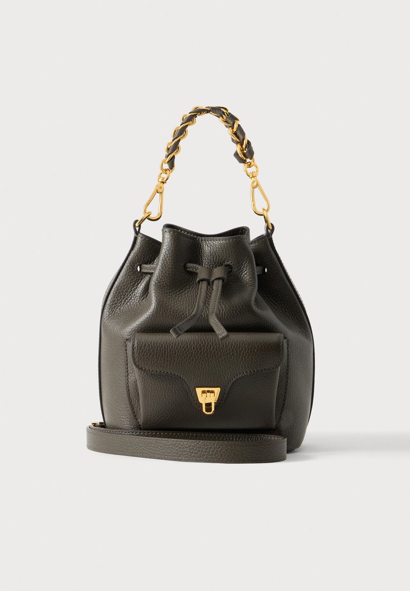Sac seau en cuir texturé vert foncé avec poche avant, fermeture par cordon, anse chaîne dorée et bandoulière en cuir amovible.
