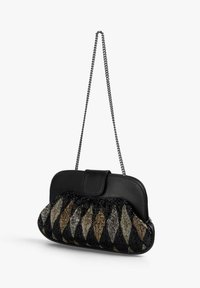 Bolso de mano de cuero negro con un patrón de diamantes tejido y texturizado en dorado y plateado. Cuenta con una correa de cadena y un cierre a presión.