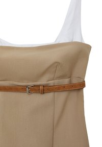 Robe sans manches beige avec un corsage structuré, taille ceinturée en brun et encolure dégagée blanche. Tissu lisse au design minimaliste.