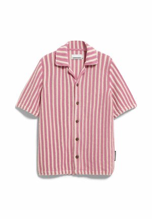 Korte mouwen overhemd met knopen, verticale roze en crème streepjes en een campkraag, plat uitgespreid op een witte achtergrond.