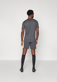 Nike Performance SHORT - Kurze Sporthose - anthracite/volt