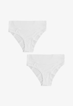 Zwei weiße Damen-Bikiniunterhosen mit Spitzenverzierung an den Beinausschnitten, auf einem schlichten weißen Hintergrund dargestellt.