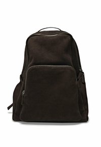 Brauner Wildleder-Rucksack mit glatter Textur, verfügt über ein Hauptfach und eine vordere Reißverschlusstasche. Minimalistisches Design mit verstellbaren Trägern.