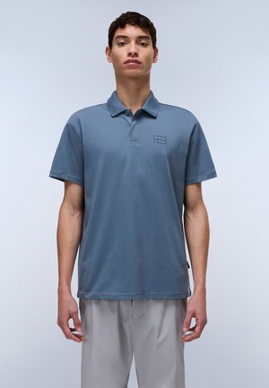 Grå-blå polo t-shirt med klassisk krave, korte ærmer og en subtil logo detalje på brystet. Blødt bomulds materiale.