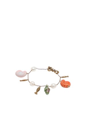 Pulsera con cadena de oro que presenta perlas y charms en forma de peces, conchas marinas y coral en colores pastel y naranja.