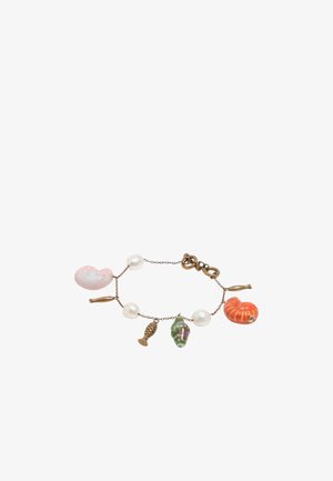 Pulsera con cadena de oro que presenta perlas y charms en forma de peces, conchas marinas y coral en colores pastel y naranja.
