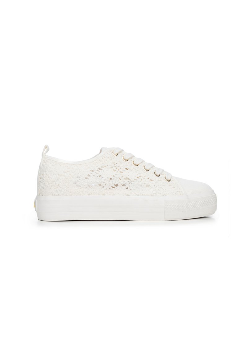 Weiße Spitzen-Sneaker mit strukturiertem Obermaterial, flacher weißer Gummisohle und runder Zehenpartie. Merkmale sind sechs Ösen und eine Zuglasche an der Ferse.