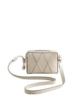 Beiger Leder-Umhängetasche mit gesteppter Diamantmusterung, rechteckiger Form, verstellbarem Riemen und kontrastierendem schwarzen Rand. Reißverschluss oben.