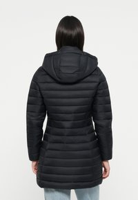 Zwarte gewatteerde jas met horizontale quilt, capuchon en lange mouwen. Zacht materiaal, middellange ontwerp met een getailleerde pasvorm.