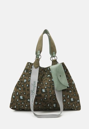 Sac fourre-tout marron et vert imprimé léopard avec de larges poignées vertes, une pochette verte amovible et une bandoulière grise avec un texte en cursive.