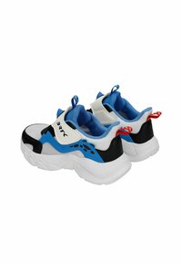 Paire de chaussures de sport blanches, bleues, noires et rouges en tissu mesh, avec des semelles épaisses texturées et des sangles auto-agrippantes.