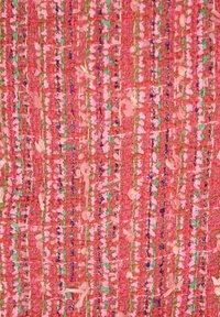Rózsaszín árnyalatú textil szövet élénk, sokszínű fonalakkal és texturált szövési mintával. Puha tapintású, díszítő elemekkel.
