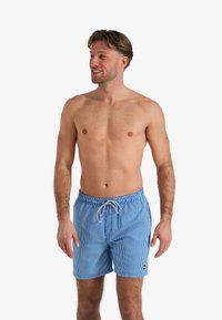 Blauwe en witte gestreepte zwembroek met een elastische tailleband en touwtje, met een klein logo op het onderbeen.