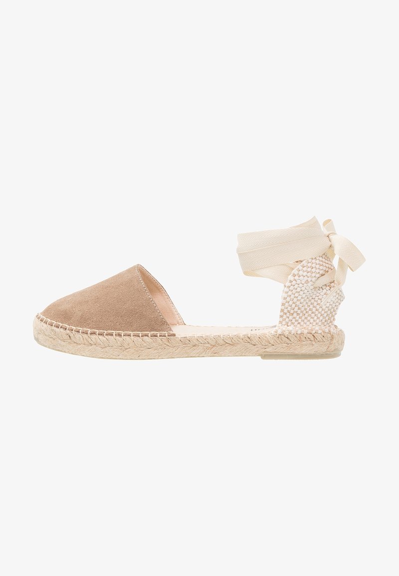 Espadrillas in suede color sabbia con punta tonda, tacco intrecciato e dettagli in nastro crema chiaro per la chiusura attorno alla caviglia. Suola in juta naturale.