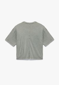 En ensfarvet grå cropped kortærmet T-shirt med synlig søm, der løber lodret ned ad midten af ryggen.