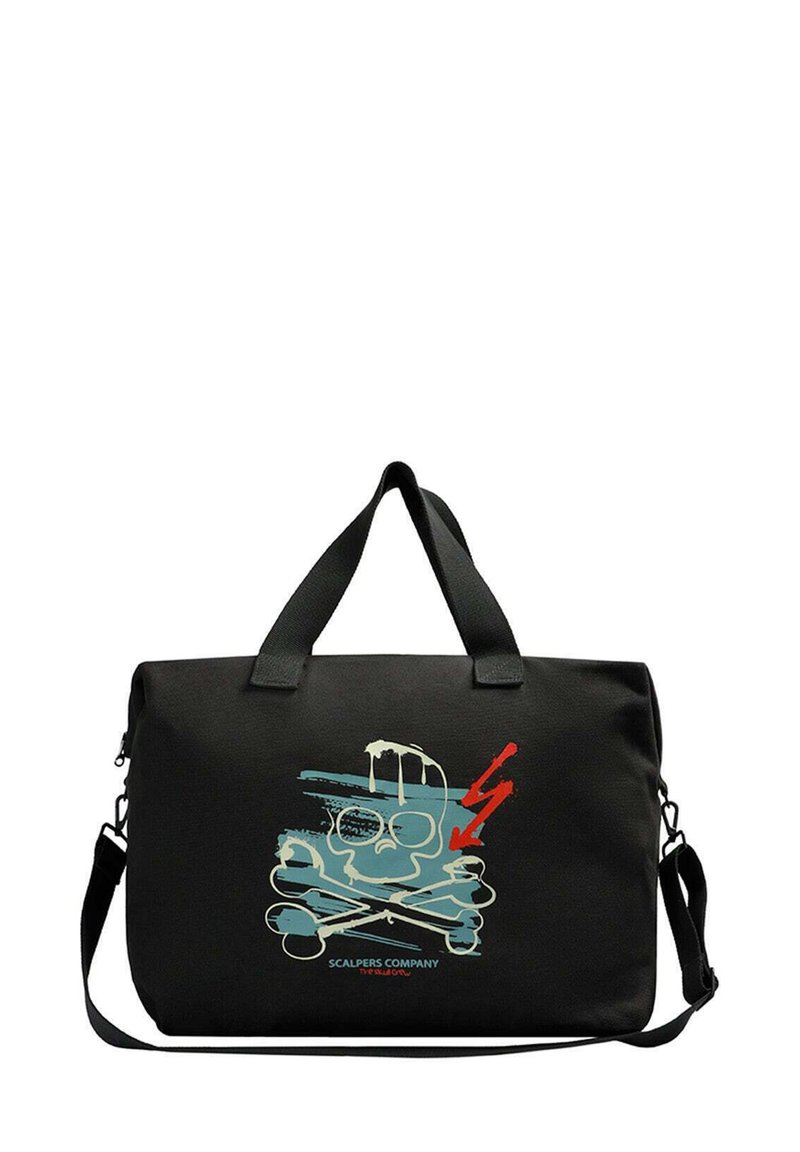 Bolso tote negro con doble asa y correa de hombro desmontable. Presenta un diseño gráfico en azul y rojo, incluyendo calavera y tibias cruzadas.