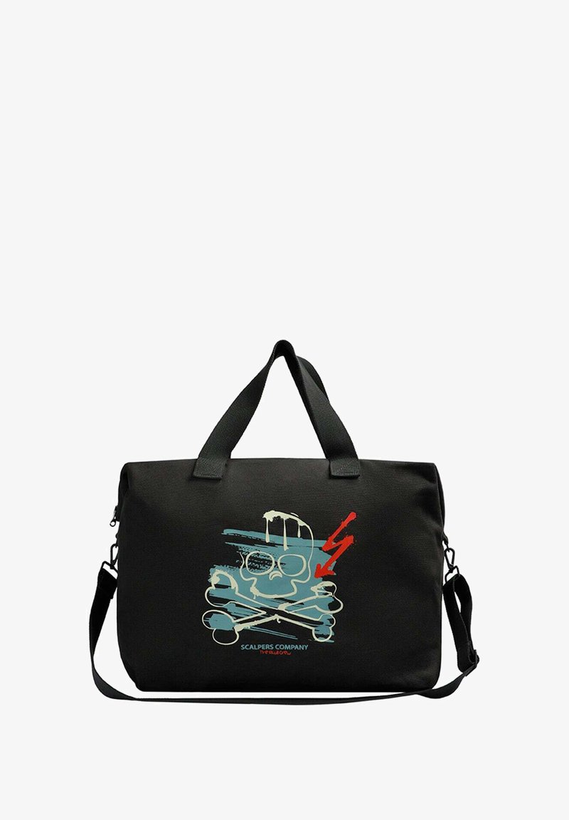 Sort tote bag med dobbelthåndtag og en aftagelig skulderrem. Udstyret med et grafisk design i blå og rød, herunder kranium og korslagte knogler.