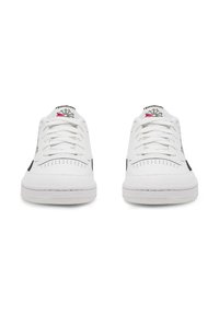 Valged nahast sneaksid mustade aktsentidega, perforatsioonidega jalanõu esiosas ja värvikas logo keelel. Kummist välistald.