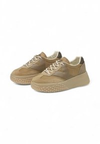 Sneaker beige in suede e pelle con suola in gomma testurizzata, caratterizzati da una forma arrotondata, accenti tonali e design con lacci.