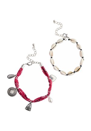 Zwei Armbänder: eines mit weißen Kaurischnecken an schwarzer Schnur, das andere aus rotem Stoff mit silbernen Anhängern und einer weißen Perle, beide mit silbernen Verschlüssen.