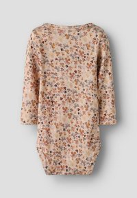 Body niemowlęce z długim rękawem z miękkiej bawełny, o brzoskwiniowym tle i kwiatowym wzorze w odcieniach pomarańczowego, żółtego, brązowego i szarego.