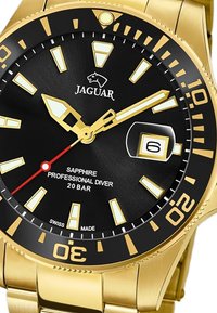 Montre de plongée Jaguar avec un cadran noir, des index et aiguilles dorées, affichage de la date, bracelet en acier inoxydable et verre saphir. Résistante à l'eau jusqu'à 20 bars.