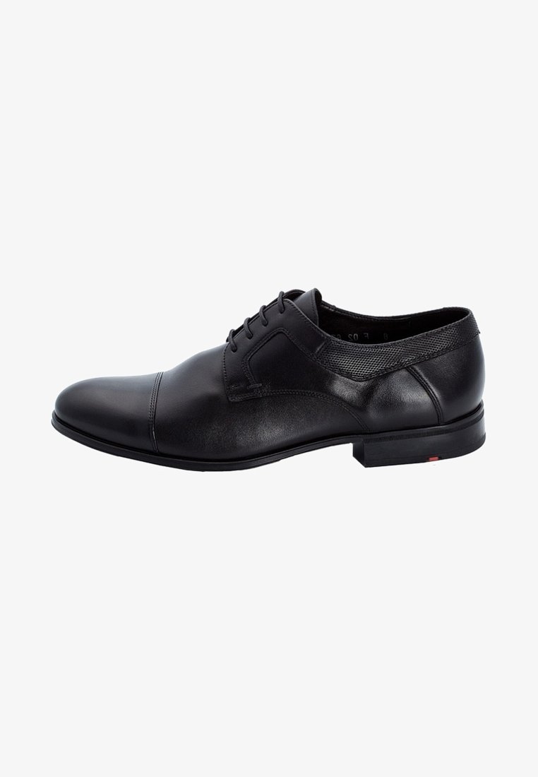 Chaussure de ville Oxford pour homme en cuir noir avec bout droit, fermeture à lacets et petit talon.