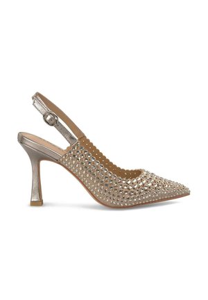 Escarpin beige à bout pointu avec bride arrière, talon haut, sangle argentée et recouvert de strass brillants, photographié sur fond blanc.
