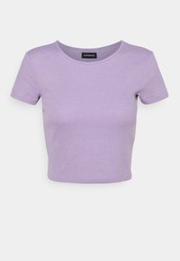 Lila ribbad t-shirt med kort ärm och rund halsringning, tillverkad i mjukt material, med en figurnära design och en rak nederkant.