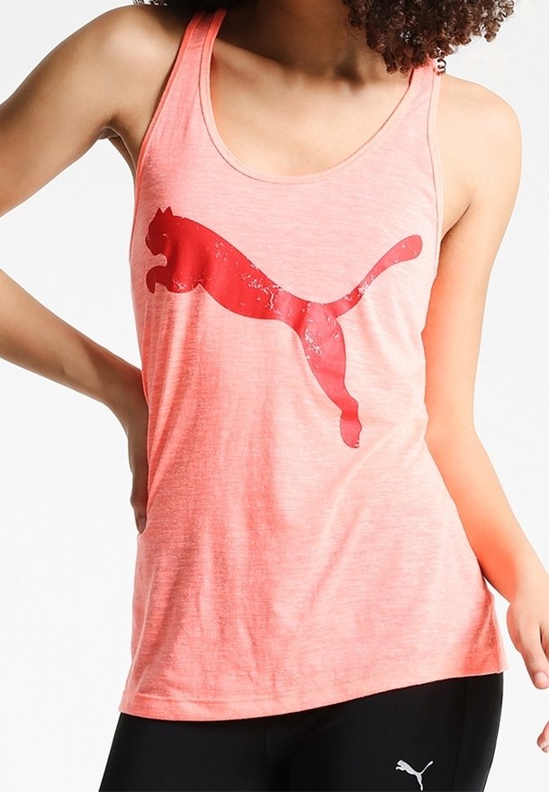 Débardeur corail avec encolure ronde et grand logo Puma rouge imprimé sur le devant. Tissu léger avec une texture légèrement texturée.