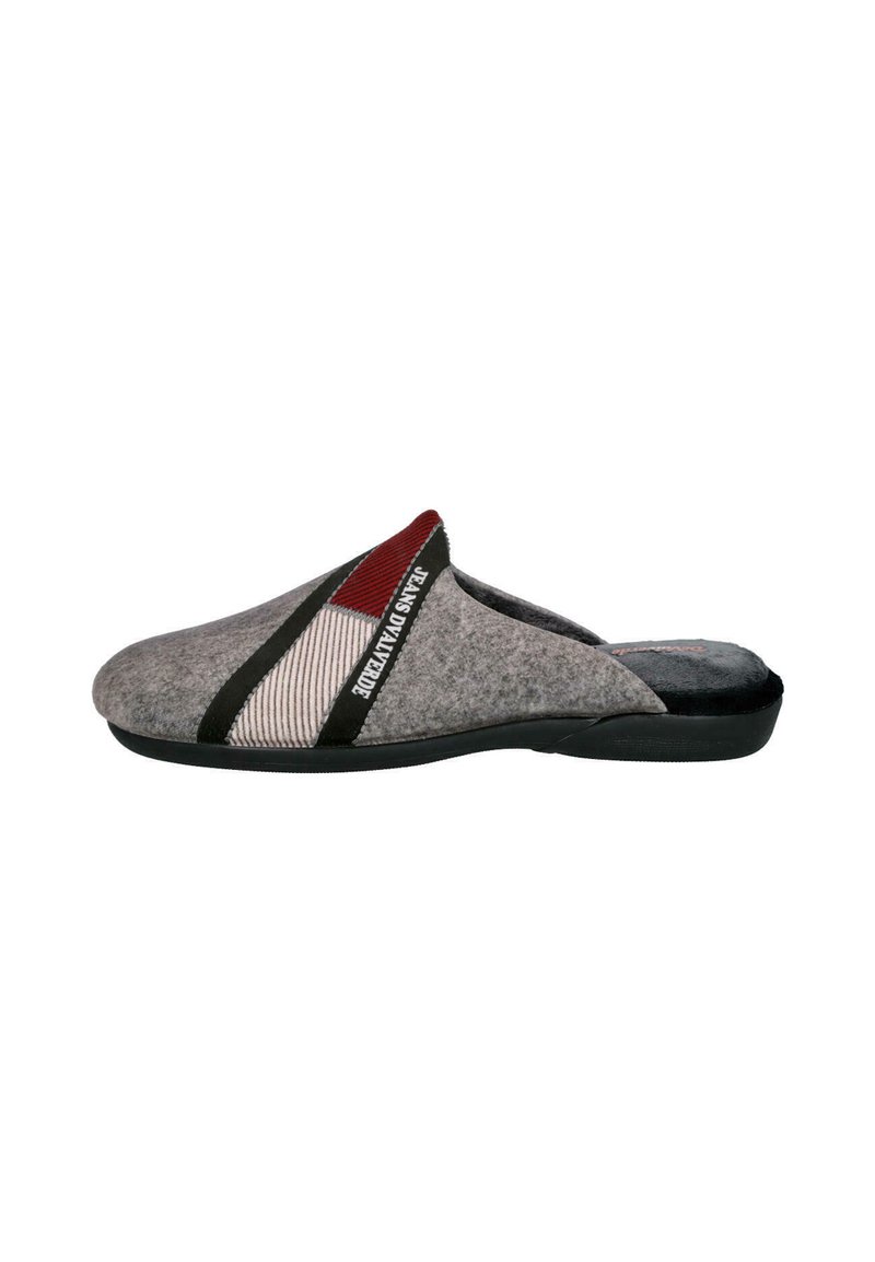 Zapatillas grises de felpa con suela negra, presentan un acento diagonal de rayas rojas y beige, y una banda negra con texto blanco.