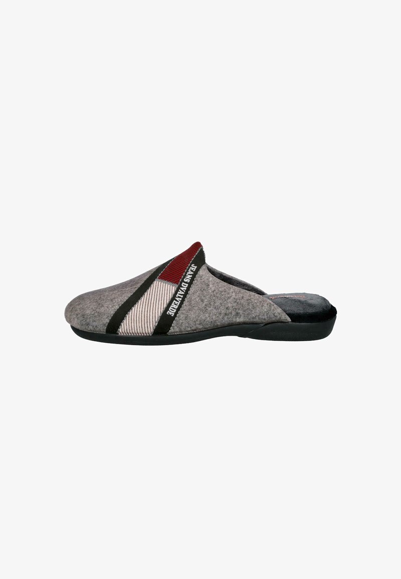 Zapatillas grises de felpa con suela negra, presentan un acento diagonal de rayas rojas y beige, y una banda negra con texto blanco.