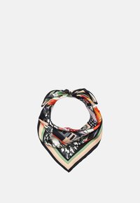 Silke tørklæde i en triangulær form med et livligt mønster og sorte, grønne og røde accenter. Glat tekstur med et knyttet design.