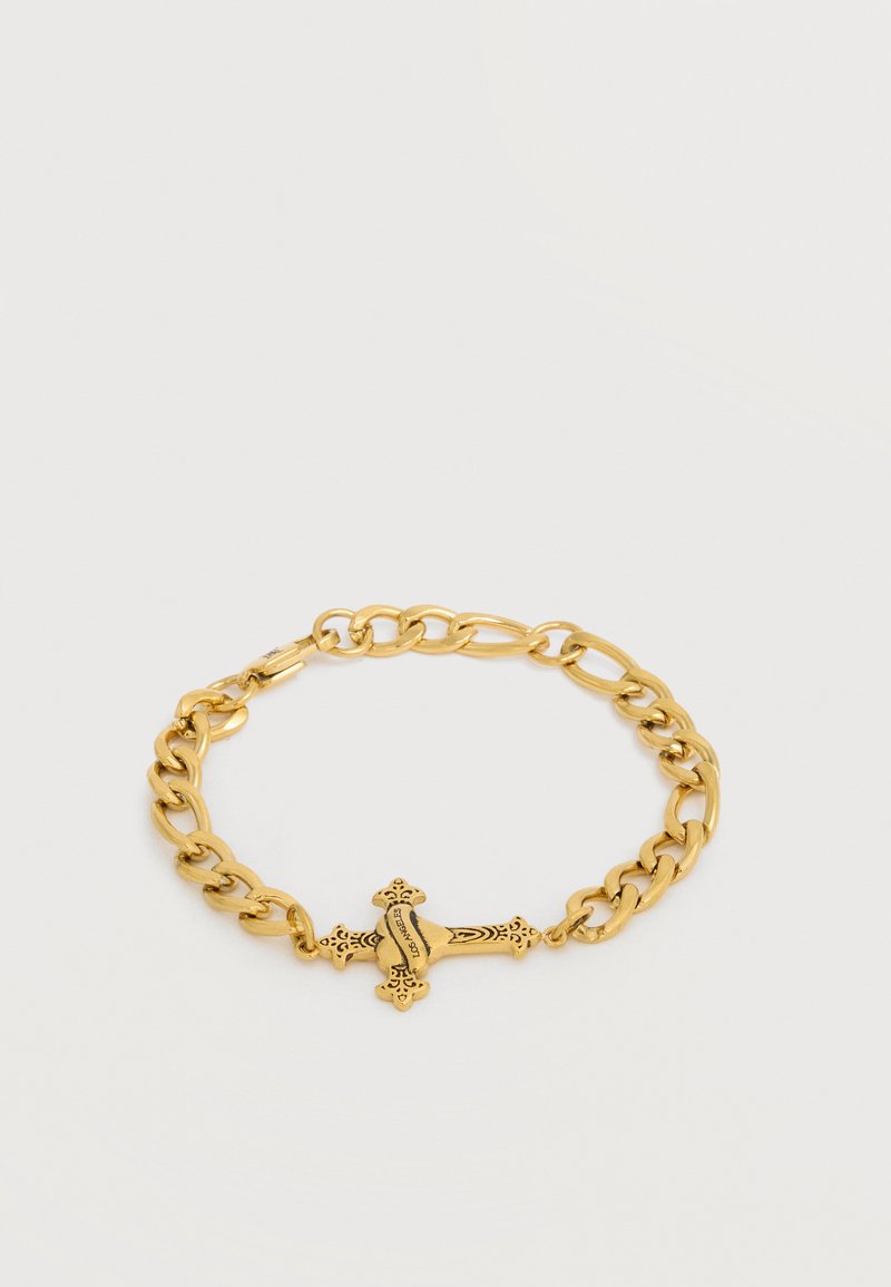 Βραχιόλι με χρυσή αλυσίδα και λεπτομερή διακοσμητικό στοιχείο σε σχήμα σταυρού, με εγχάρακτα διακοσμητικά μοτίβα και τη λέξη «Los Angeles».