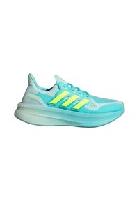 Hele sinine Adidas Ultraboost jooksujalats säravate kollaste triipude ja kootud pealsega, nähtud küljelt valgel taustal.