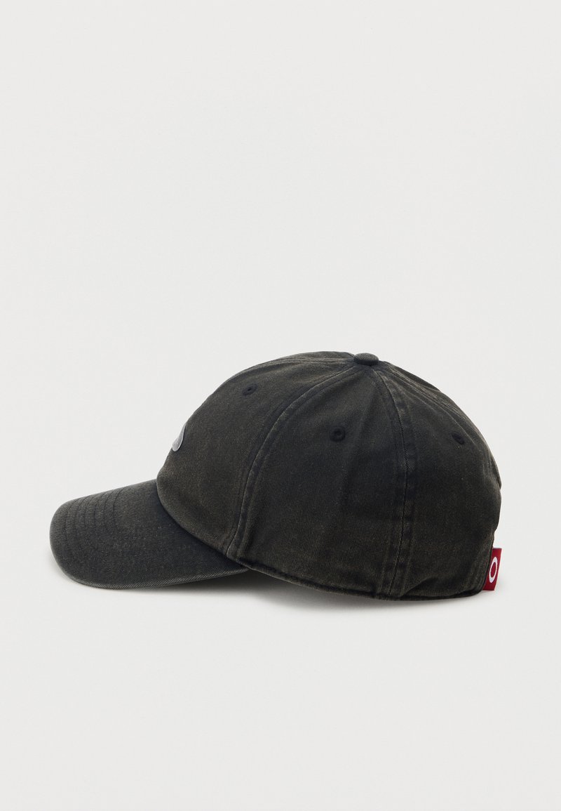 Casquette de baseball en coton noir avec une visière incurvée et une petite étiquette rouge à l'arrière, sur fond blanc uni.